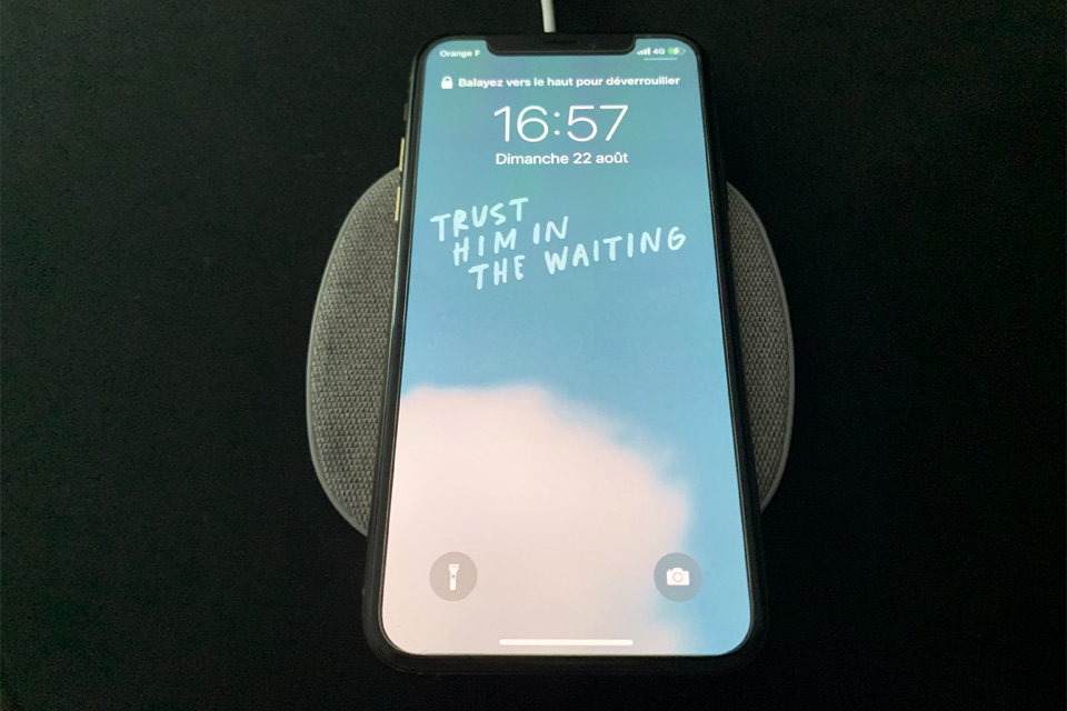 Chargeur 10W Uniross chargeant un t&eacute;l&eacute;phone