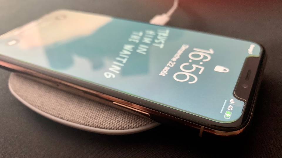 Chargeur 10W de Uniross avec un iPhone 