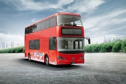 Le bus à double étage rouge de Londres vire au vert