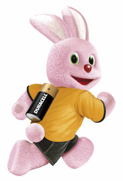 Le lapin rose sème de nouveau la zizanie entre Duracell et Energizer