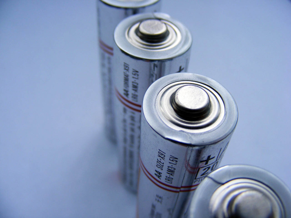 Une pile est-elle plus lourde quand elle est totalement chargée ?